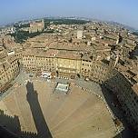 Siena la rossa al voto dopo lo scandalo Mps:  otto candidati per una città che vuole rinascere