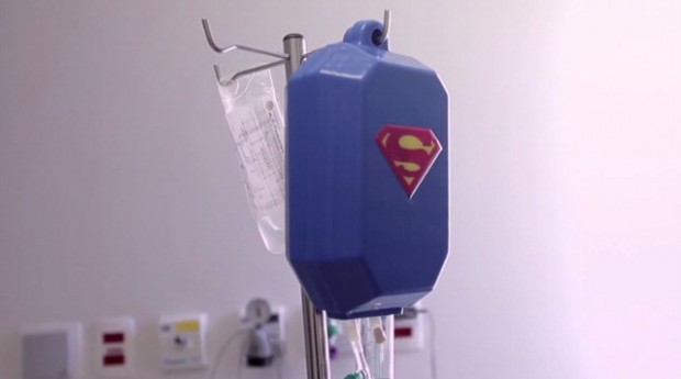 Brasile, flebo dei supereroi per i piccoli pazienti