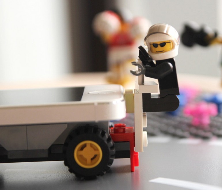 Lego &amp; iPhone, &egrave; amore tra mattoncini e melafonino