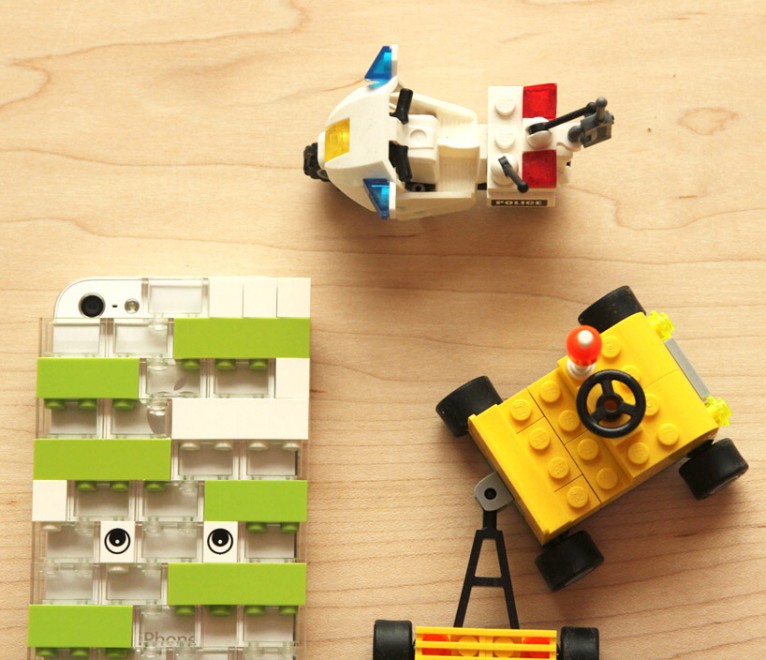 Lego &amp; iPhone, &egrave; amore tra mattoncini e melafonino
