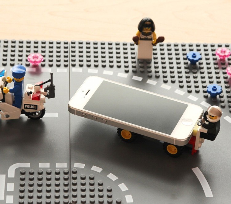 Lego &amp; iPhone, &egrave; amore tra mattoncini e melafonino