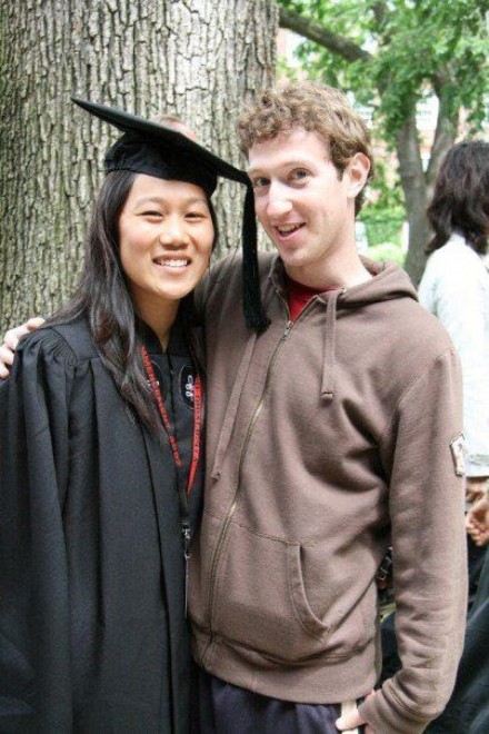 La moglie di Zuckerberg: sesso una volta a settimana. Per contratto