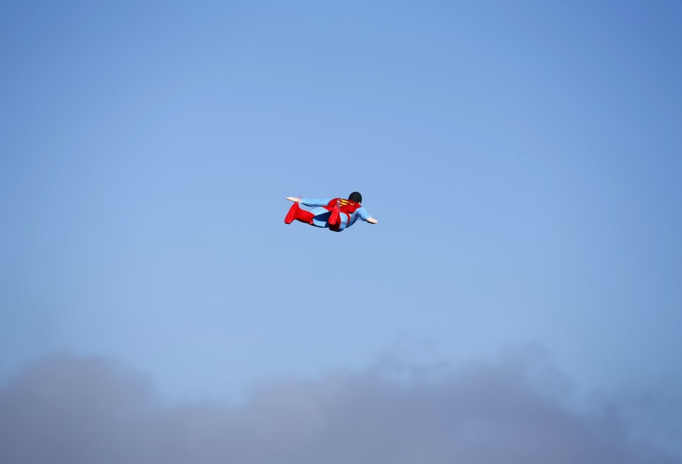Superman in volo, ma &egrave; solo un aeroplanino radiocomandato