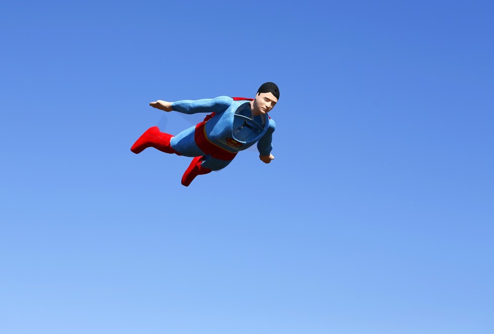 Superman in volo, ma &egrave; solo un aeroplanino radiocomandato