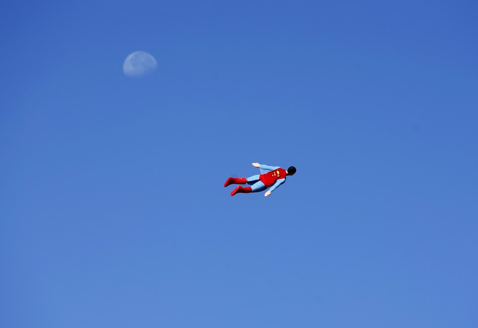 Superman in volo, ma &egrave; solo un aeroplanino radiocomandato