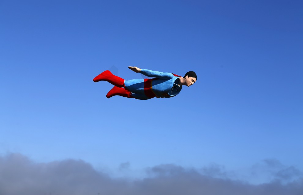 Superman in volo, ma &egrave; solo un aeroplanino radiocomandato