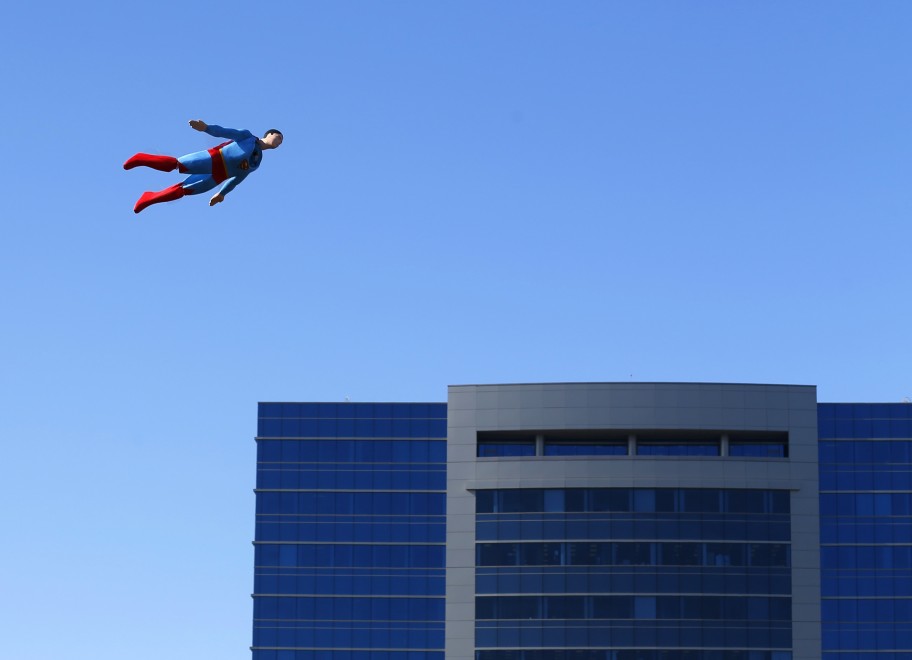 Superman in volo, ma &egrave; solo un aeroplanino radiocomandato