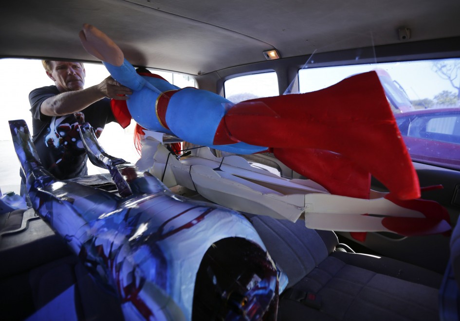 Superman in volo, ma &egrave; solo un aeroplanino radiocomandato