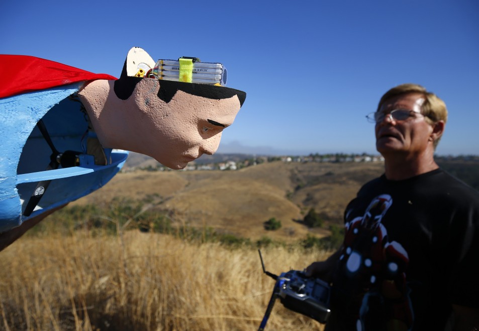 Superman in volo, ma &egrave; solo un aeroplanino radiocomandato