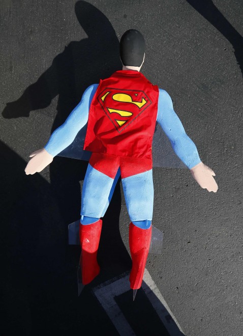 Superman in volo, ma &egrave; solo un aeroplanino radiocomandato