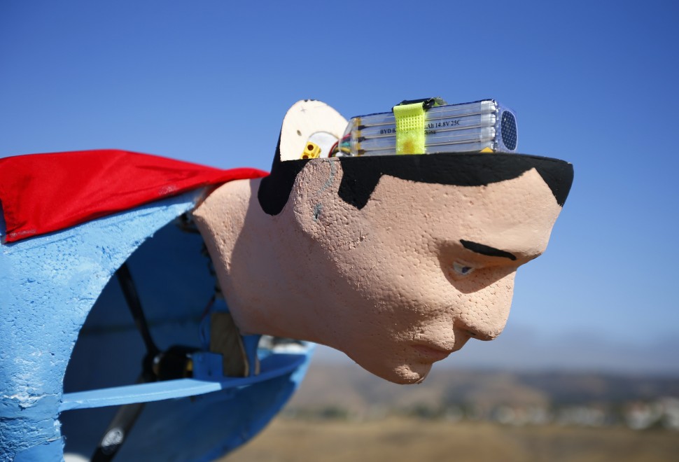 Superman in volo, ma &egrave; solo un aeroplanino radiocomandato