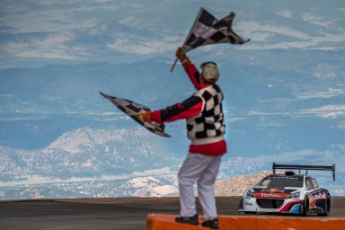 Pikes Peak, Peugeot e Loeb incantano