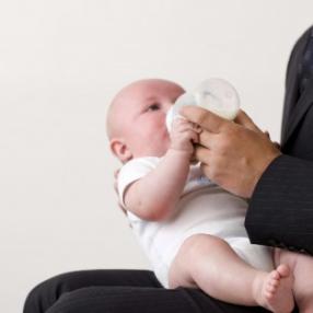 Congedo anche per i papà ecco la parità alla francese
