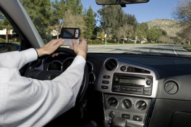 Uccide più un sms dell'alcol: studio choc sugli adolescenti