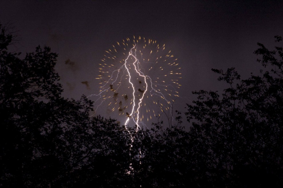 Nuovo Messico: lo scatto tempestivo, il fulmine nel fuoco d'artificio