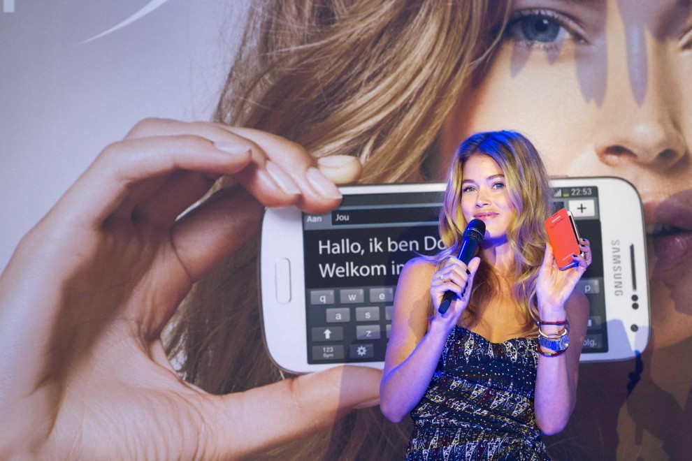 Bellezza e tecnologia: Kroes testimonial del Galaxy S4