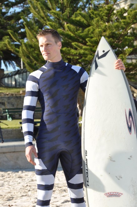 Il surfista &egrave; invisibile: ecco la muta anti squalo