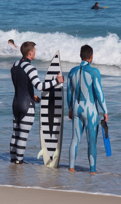 Il surfista &egrave; invisibile: ecco la muta anti squalo