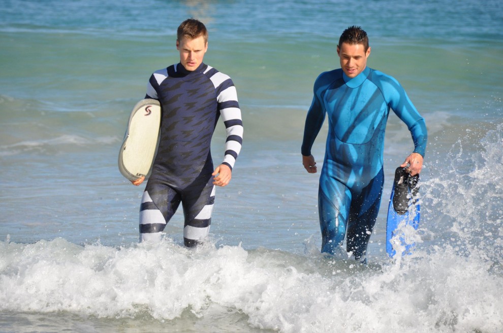 Il surfista &egrave; invisibile: ecco la muta anti squalo