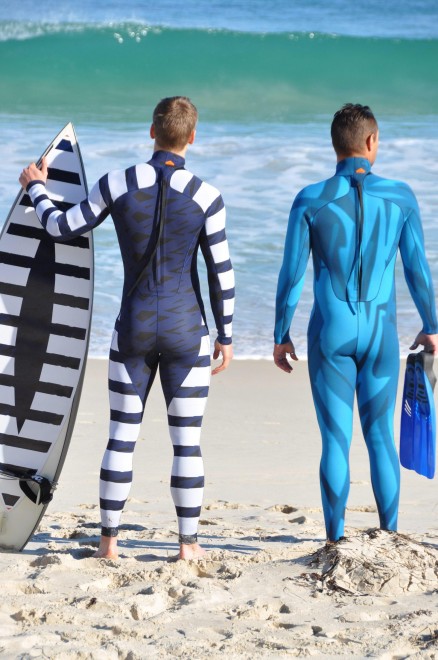 Il surfista &egrave; invisibile: ecco la muta anti squalo
