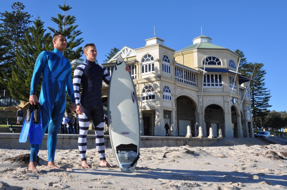 Il surfista &egrave; invisibile: ecco la muta anti squalo