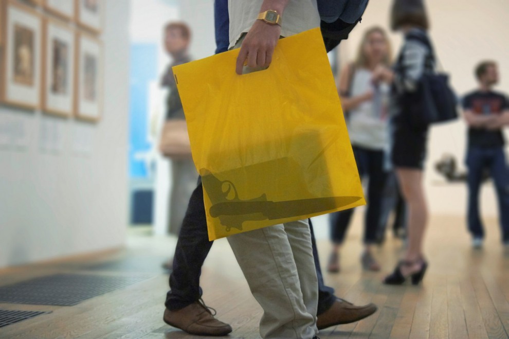 La busta &egrave; imbarazzante: la campagna contro la plastica