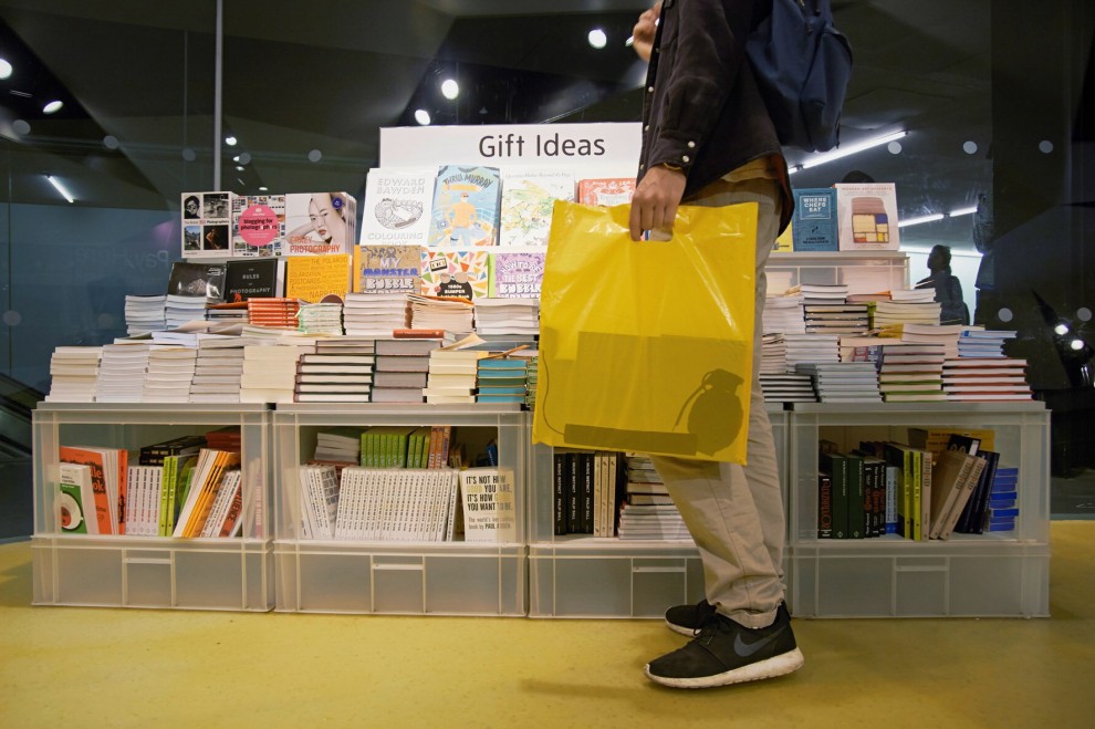 La busta &egrave; imbarazzante: la campagna contro la plastica