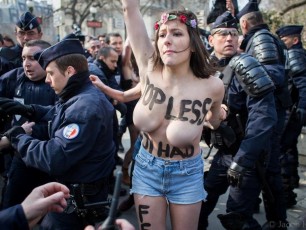 Mostra di Venezia tra Rumsfeld e le Femen: le star vengono dalla storia e dall'attualità