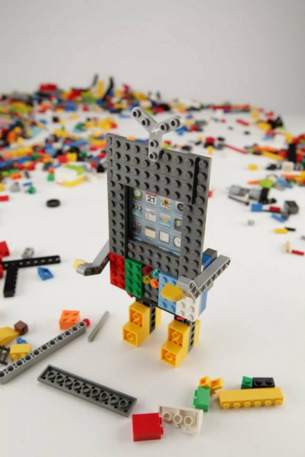 Mattoncini sull'iPhone, lo smartphone veste Lego