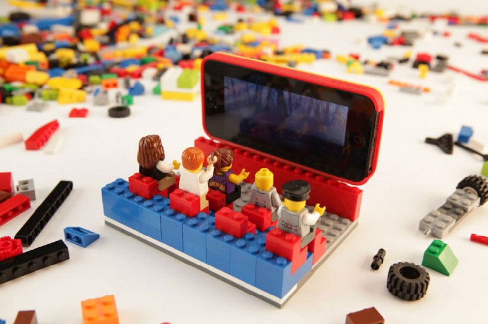 Mattoncini sull'iPhone, lo smartphone veste Lego