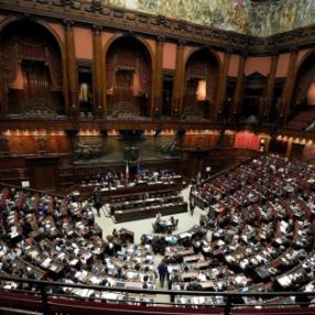 Un compromesso antidemocratico che mette il velo alla Costituzione