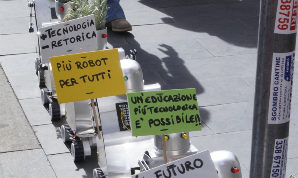 Roma, i robottini manifestano per l'istruzione scientifica