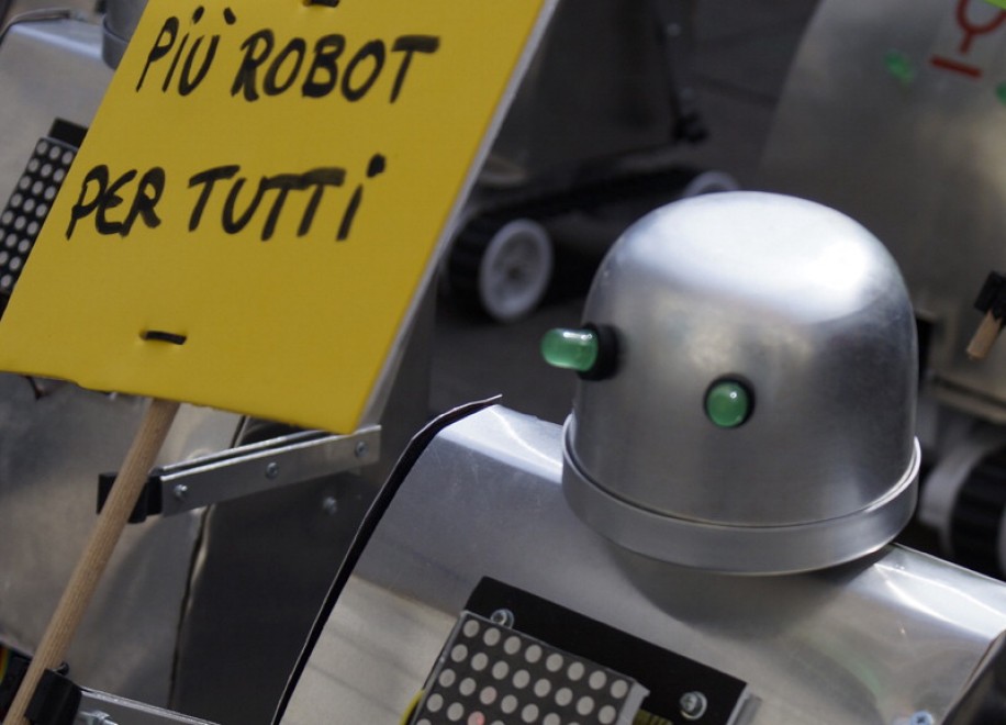 Roma, i robottini manifestano per l'istruzione scientifica