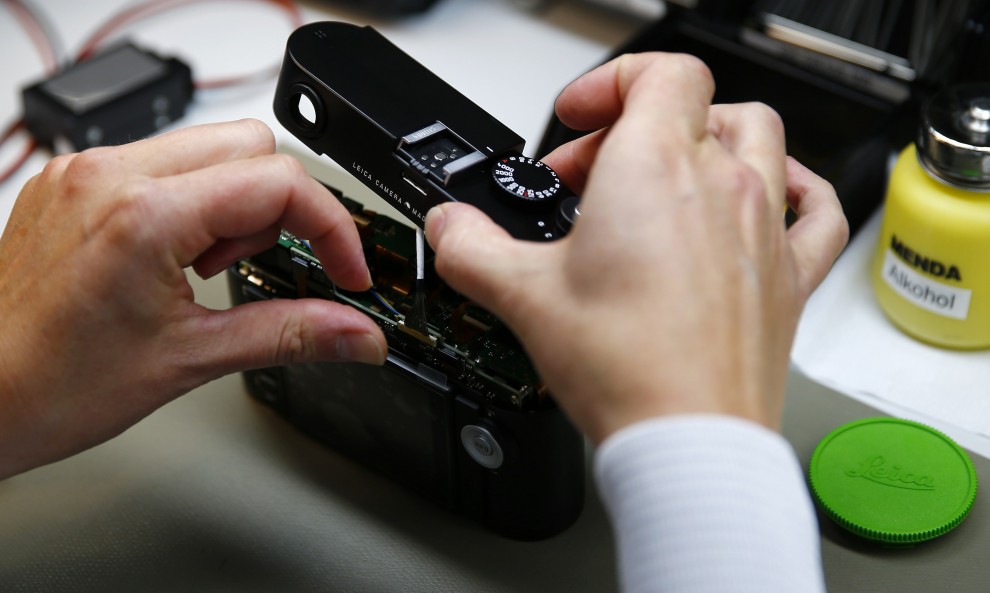 "Leica" 99 anni di scatti: fotoreportage dentro la fabbrica