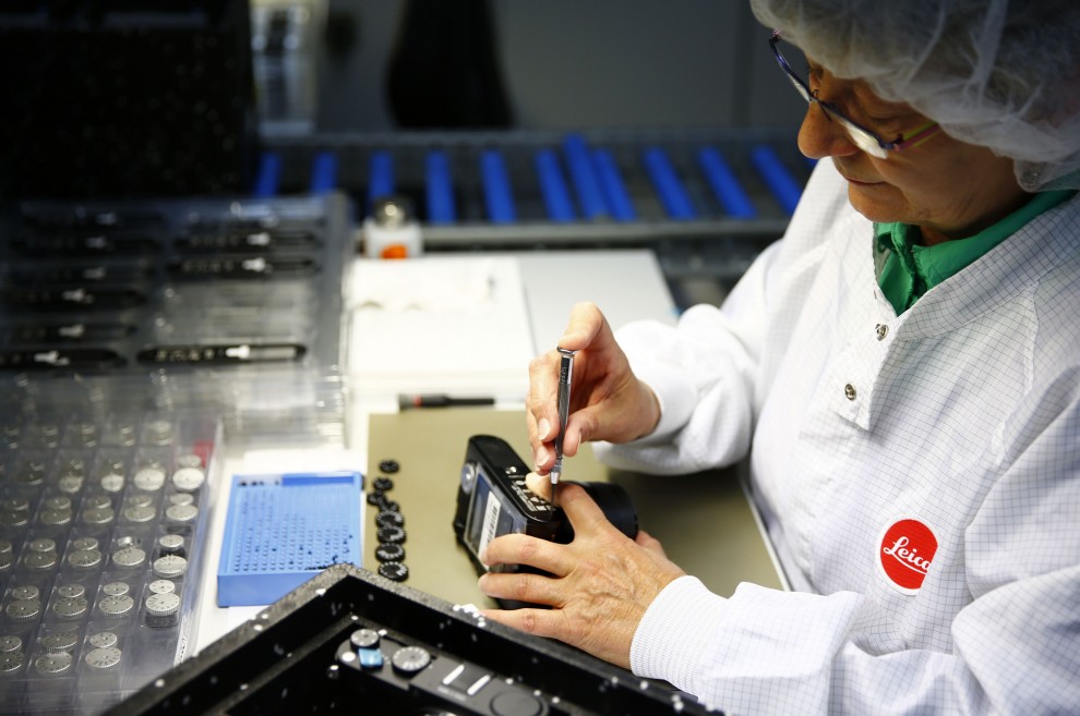 "Leica" 99 anni di scatti: fotoreportage dentro la fabbrica