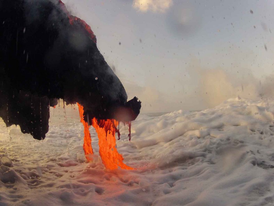 Hawaii, dal cratere al mare: il tuffo della lava nell'oceano