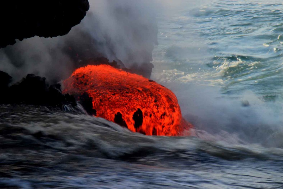 Hawaii, dal cratere al mare: il tuffo della lava nell'oceano