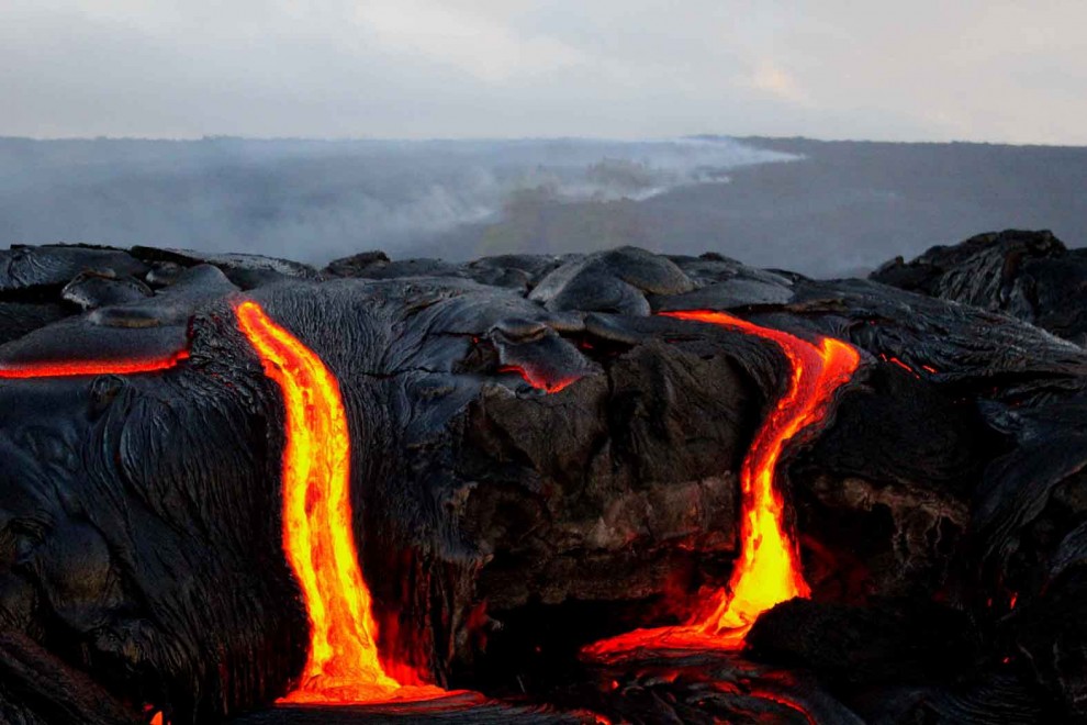 Hawaii, dal cratere al mare: il tuffo della lava nell'oceano