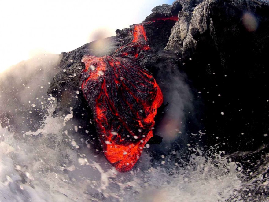 Hawaii, dal cratere al mare: il tuffo della lava nell'oceano