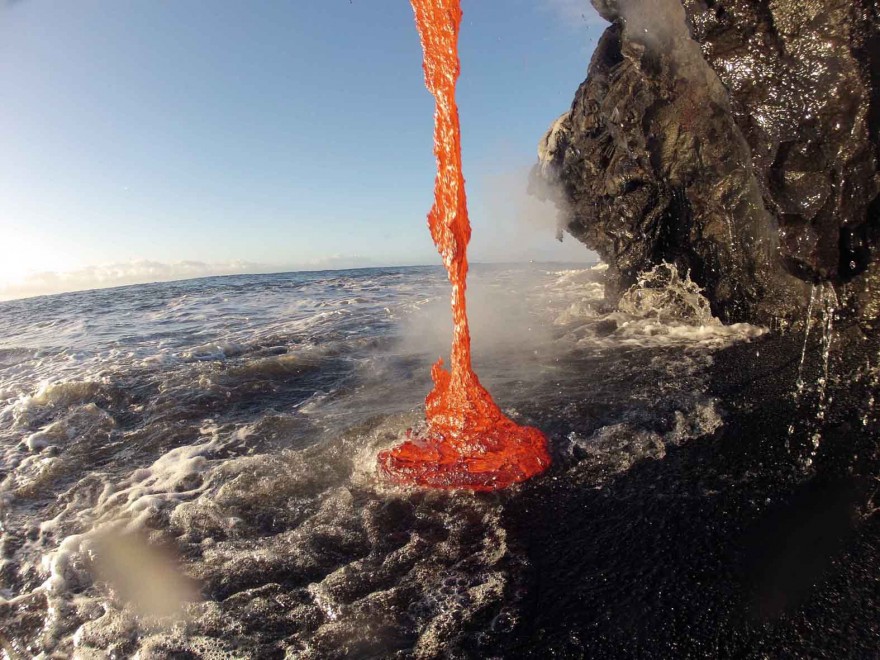 Hawaii, dal cratere al mare: il tuffo della lava nell'oceano