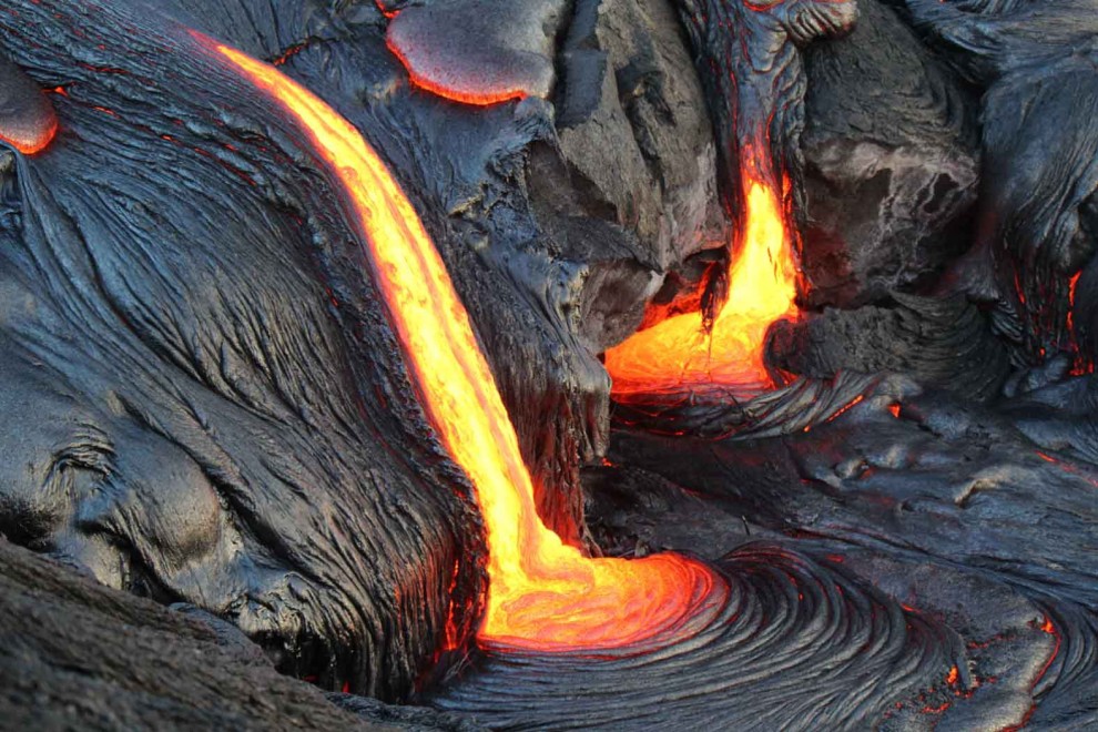 Hawaii, dal cratere al mare: il tuffo della lava nell'oceano