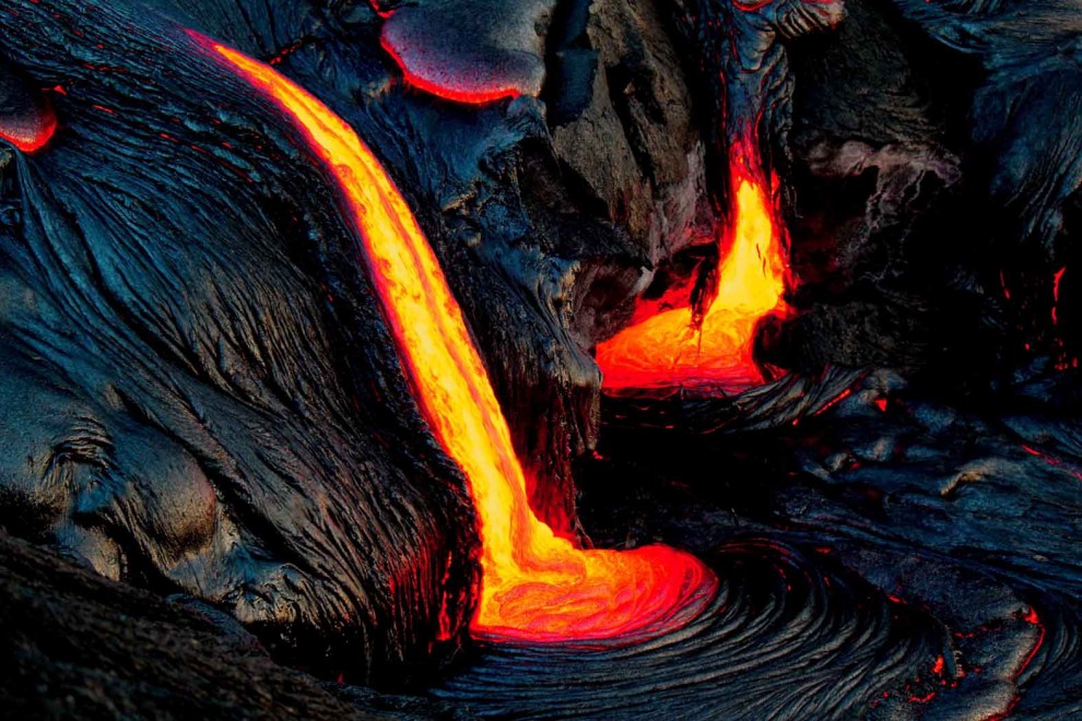 Hawaii, dal cratere al mare: il tuffo della lava nell'oceano