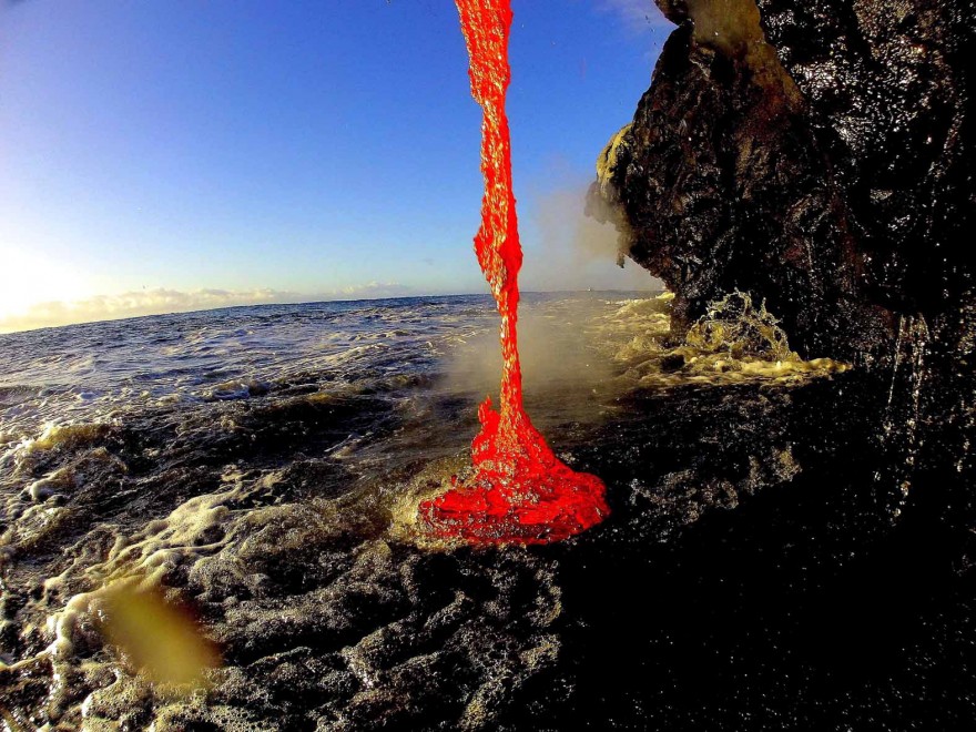 Hawaii, dal cratere al mare: il tuffo della lava nell'oceano