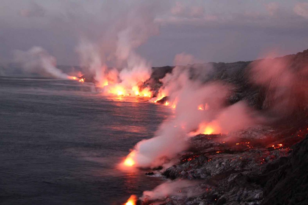 Hawaii, dal cratere al mare: il tuffo della lava nell'oceano