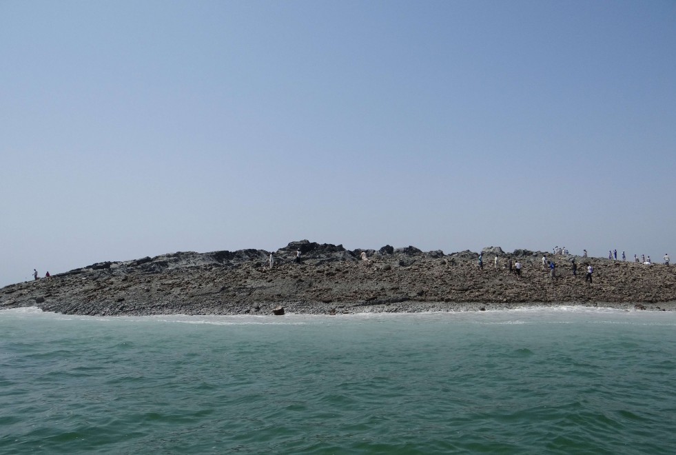 La terra trema in Pakistan, l'isola emerge dal mare
