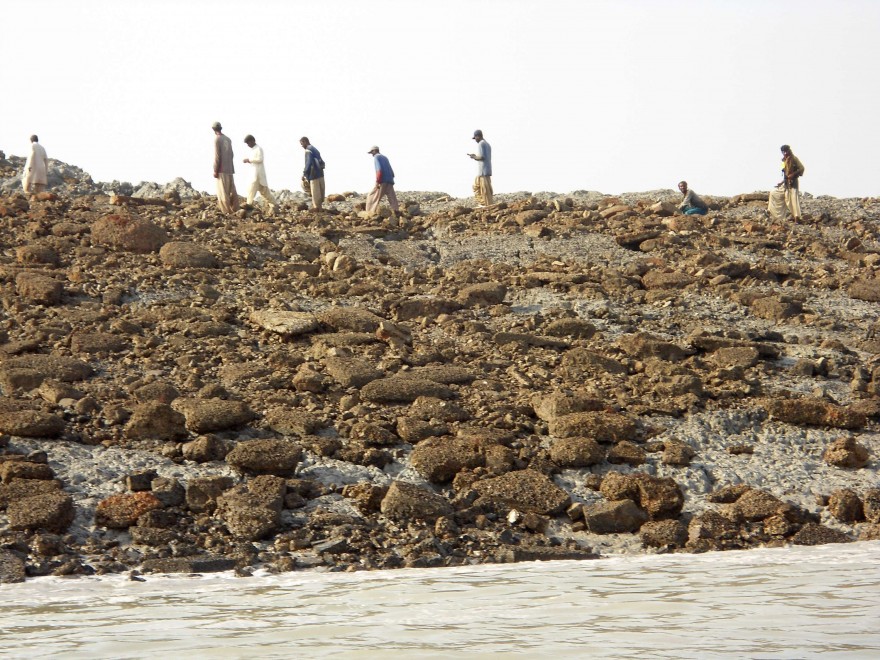 La terra trema in Pakistan, l'isola emerge dal mare