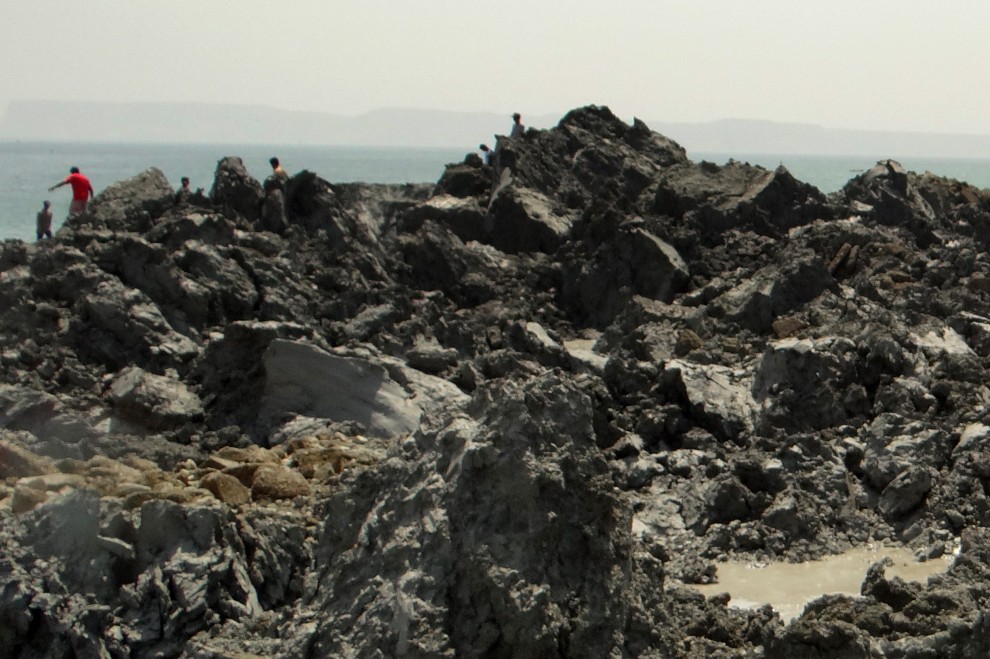 La terra trema in Pakistan, l'isola emerge dal mare